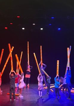 Grafika organizatora: Odwiedziny Żyrafy - spektakl z zabawą teatralną